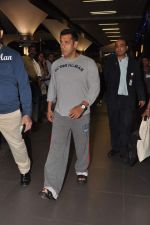 Salman Khan return from Dubai after performing at Ahlan Bollywood show in Airport, Mumbai on 3rd Dec 2012 (6).JPG